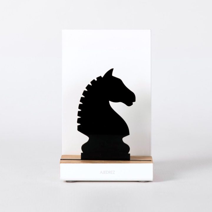 Figura "Ajedrez · Caballo", vista de frente