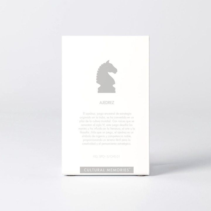 Coffret de la figure "Échecs · Cavalier" avec le texte qui explique la silhouette