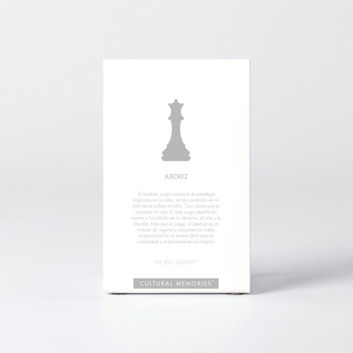 Sleeve of the figure "Chess · Queen" with the text explaining the silhouette