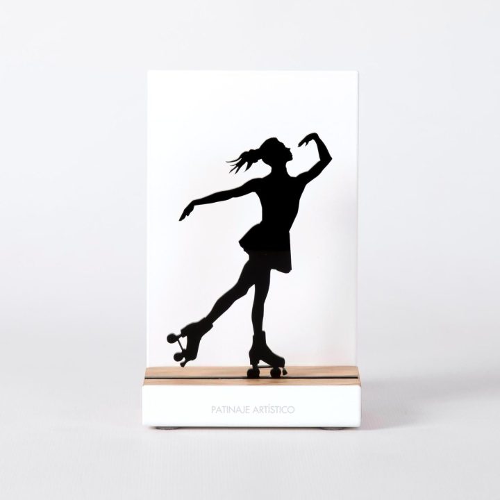 Figure "Patinage · Patineuse à roulettes", vue de face