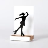 Figura "Patinaje · Patinadora sobre ruedas", vista en perspectiva con su peana de roble