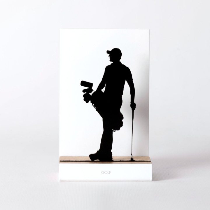Figure "Golf · Golfer with the bag on the shoulder", front view