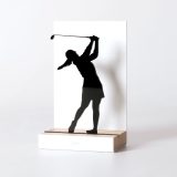 Figure "Golf · Swing de joueuse", vue en perspective avec son socle en chêne