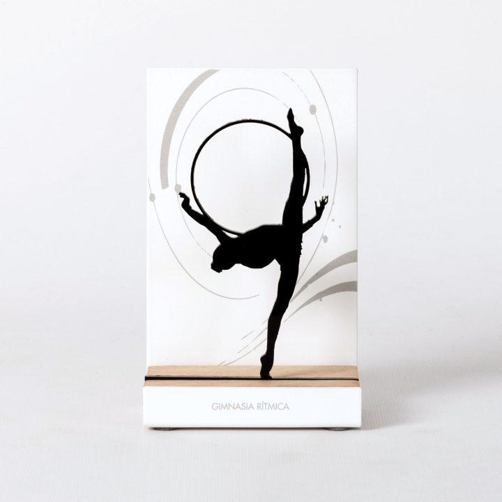 Figura "Gimnasia rítmica · Equilibrio con aro", vista de frente