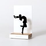 Figure "Gymnastique rythmique · Cambré en pivot", vue en perspective avec son socle en chêne
