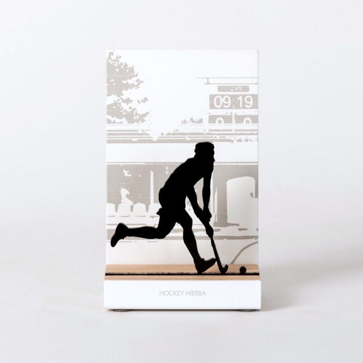 Figure "Hockey sur gazon · Joueur frappant la balle", vue de face
