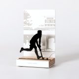 Figure "Hockey sur gazon · Joueur frappant la balle", vue en perspective avec son socle en chêne