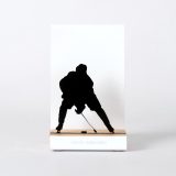 Figura "Hockey hielo · Jugador de frente con el disco", vista de frente