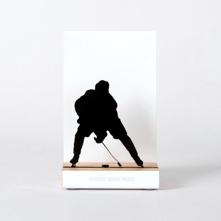 Figure "Hockey sur glace · Joueur de face avec le palet", vue de face