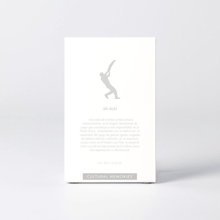 Coffret de la figure "Jai alai · Chistera levée" avec le texte qui explique la silhouette
