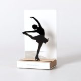 Figure "Patinage artistique · Spirale arabesque", vue en perspective avec son socle en chêne