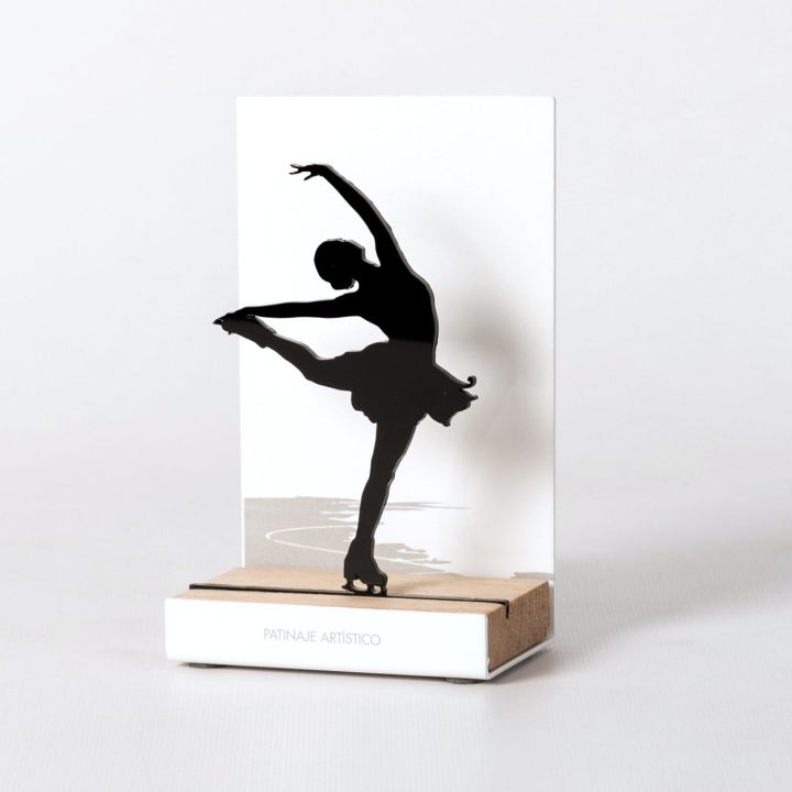 Figure "Patinage artistique · Spirale arabesque", vue en perspective avec son socle en chêne