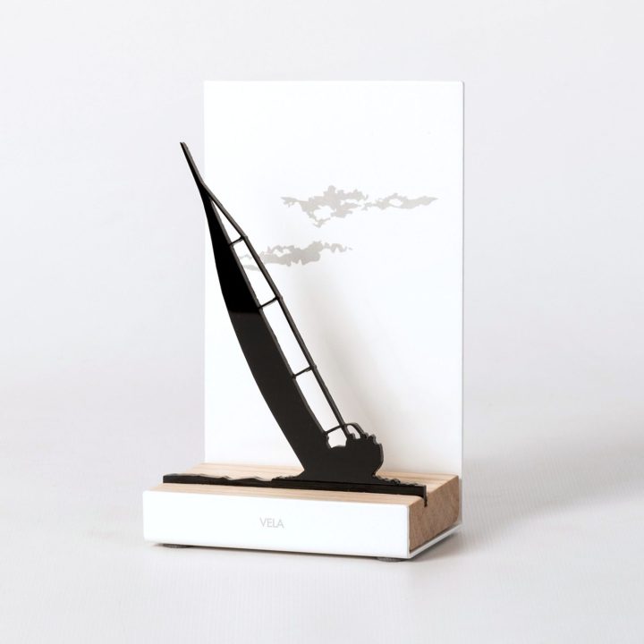 Figure "Voile · Voilier gîté", vue en perspective avec son socle en chêne