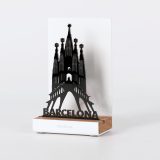 Figure "Sagrada Familia", vue en perspective avec son socle en chêne
