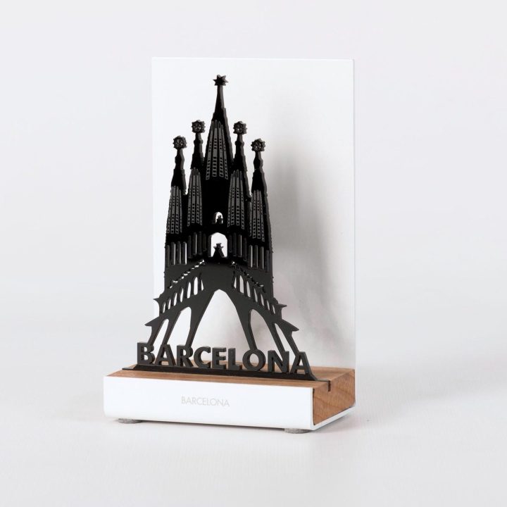 Figure "Sagrada Familia", vue en perspective avec son socle en chêne