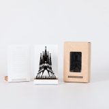Figure "Sagrada Familia" à côté de son coffret et de sa boîte cadeau