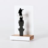 Figure "Monument à Colomb", vue en perspective avec son socle en chêne