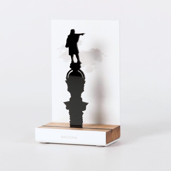 Figura "Monumento a Colón", vista en perspectiva con su peana de roble
