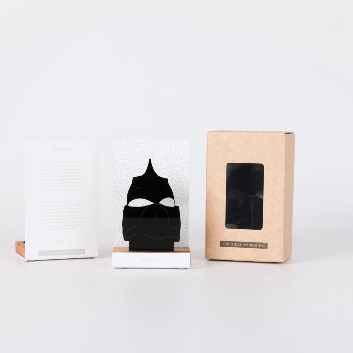 Figura "Chimenea de La Pedrera" junto a su estuche y su caja de regalo