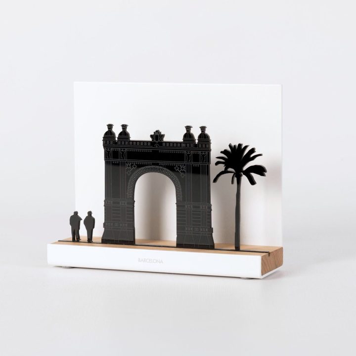 Figura "Arco de Triunfo de Barcelona", vista en perspectiva con su peana de roble