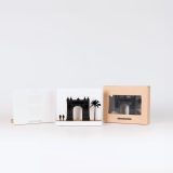 Figure "Barcelona Arc de Triomf" next to its sleeve and its gift box
