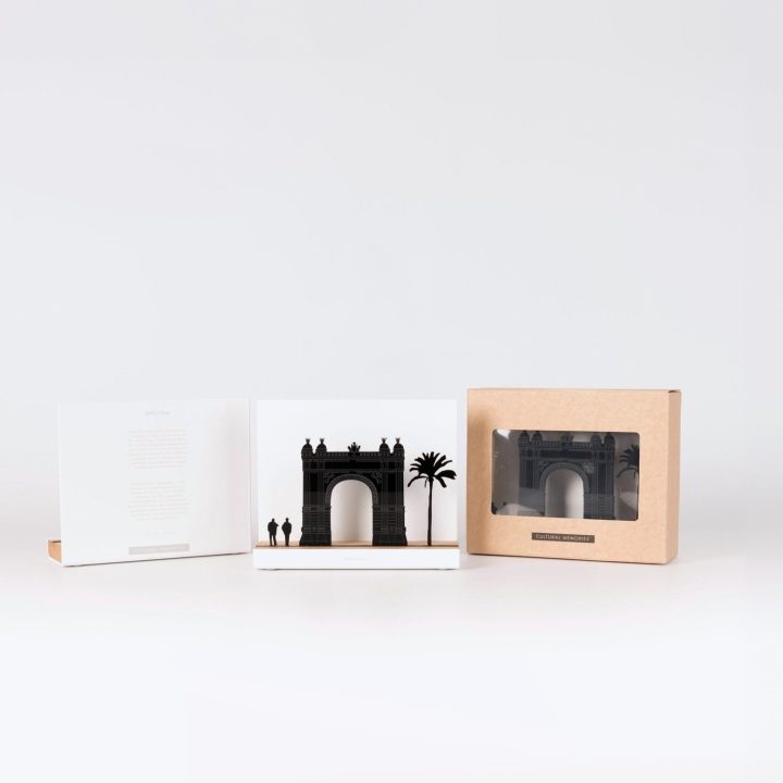 Figure "Arc de Triomf de Barcelone" à côté de son coffret et de sa boîte cadeau