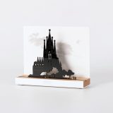 Figure "Sagrada Familia · Arbres", vue en perspective avec son socle en chêne