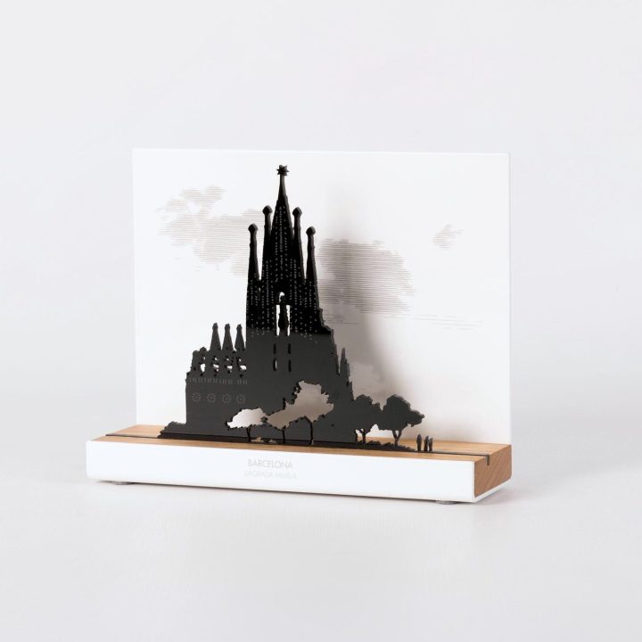 Figura "Sagrada Familia · Árboles", vista en perspectiva con su peana de roble
