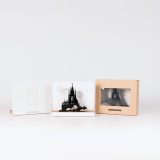 Figure "Sagrada Familia · Arbres" à côté de son coffret et de sa boîte cadeau