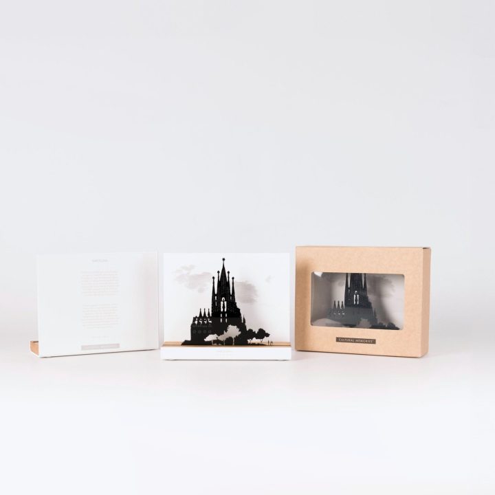 Figura "Sagrada Familia · Árboles" junto a su estuche y su caja de regalo