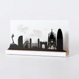 Figura "Skyline de Barcelona", vista en perspectiva con su peana de roble