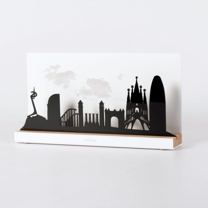 Figure "Skyline de Barcelone", vue en perspective avec son socle en chêne