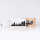 Figure "Barcelona skyline" next to its sleeve and its gift box