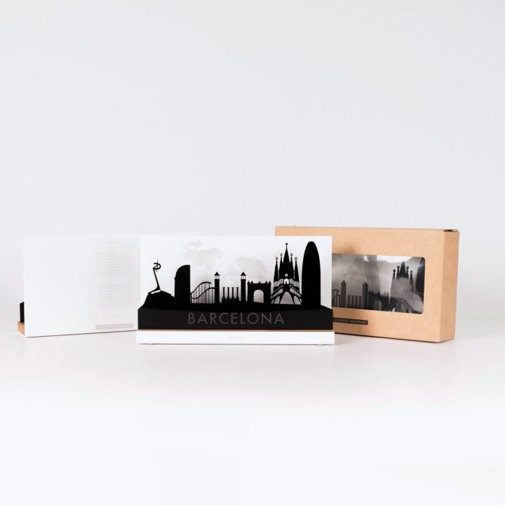 Figure "Skyline de Barcelone avec lettrage" à côté de son coffret et de sa boîte cadeau