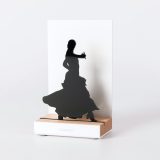 Figura "Bailadora", vista en perspectiva con su peana de roble