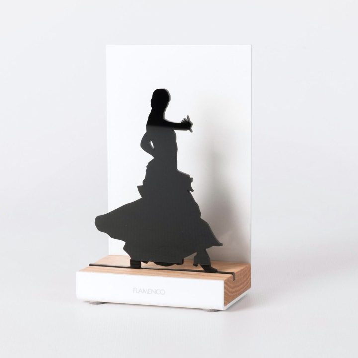 Figura "Bailadora", vista en perspectiva con su peana de roble