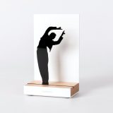 Figura "Bailador", vista en perspectiva con su peana de roble