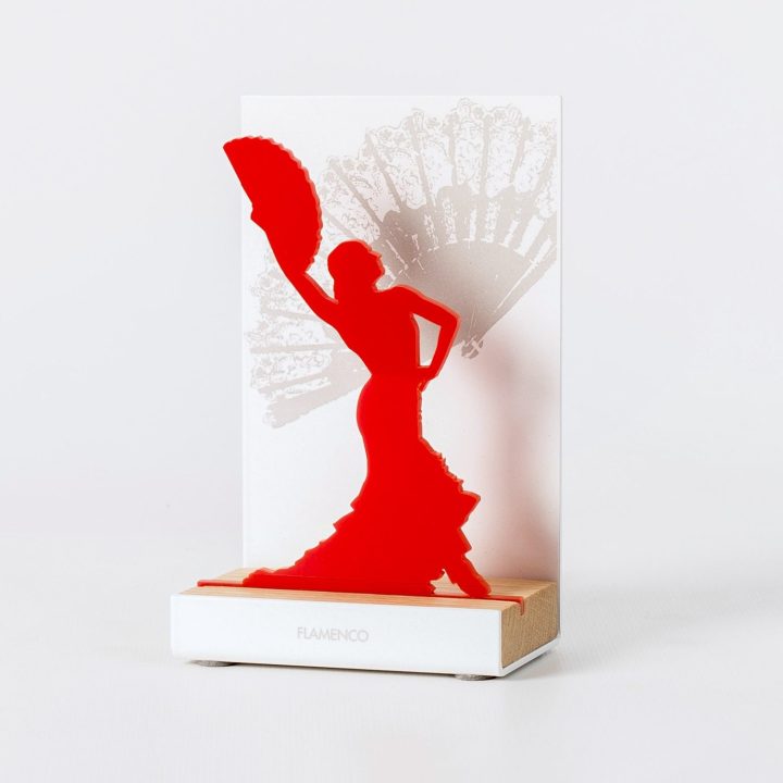 Figura "Bailadora con abanico · Roja", vista en perspectiva con su peana de roble