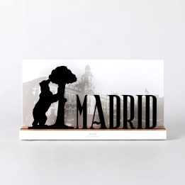 Figure "Bear and strawberry tree with Madrid lettering", front view