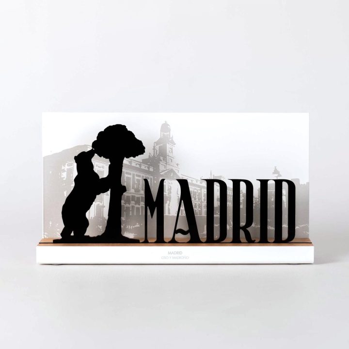 Figura "Oso y madroño con letrero Madrid", vista de frente