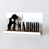 Figura "Oso y madroño con letrero Madrid", vista en perspectiva con su peana de roble