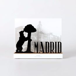 Figura "Oso y madroño con letrero Madrid", vista de frente