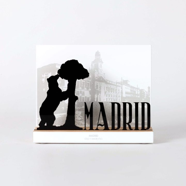 Figura "Oso y madroño con letrero Madrid", vista de frente