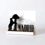 Figura "Oso y madroño con letrero Madrid", vista en perspectiva con su peana de roble