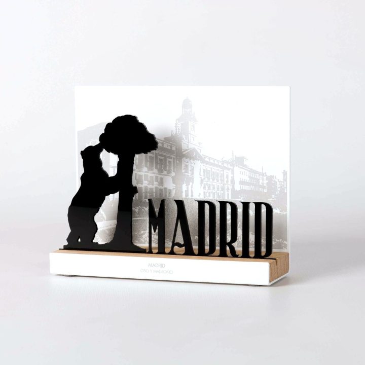 Figure "Bear and strawberry tree with Madrid lettering", angled view showing its oak base