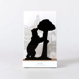Figura "Oso y madroño", vista de frente