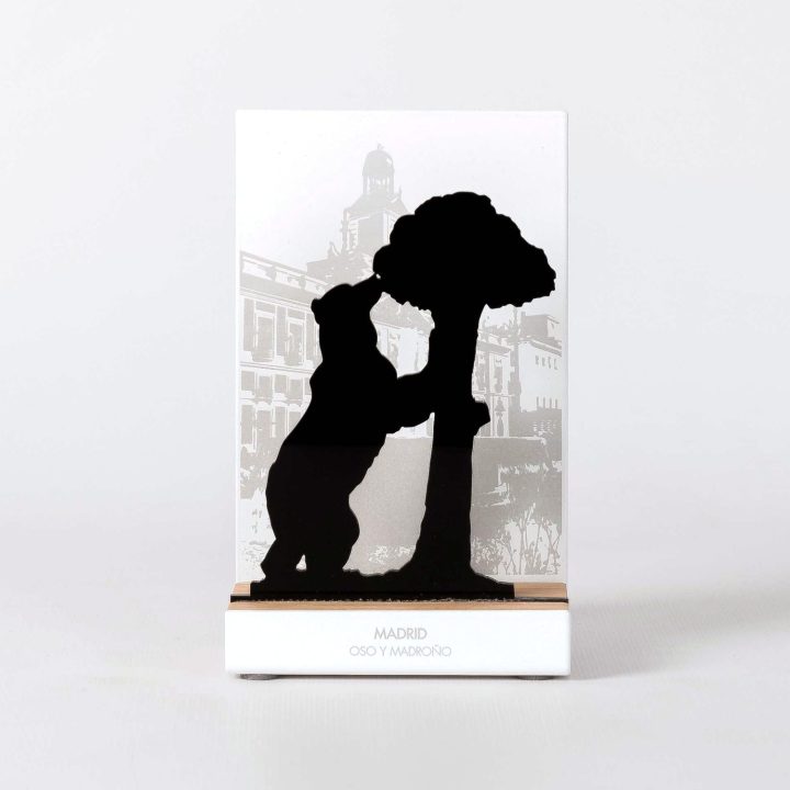 Figura "Oso y madroño", vista de frente