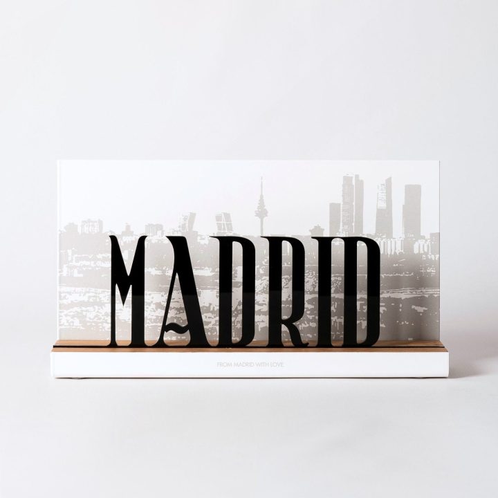 Figura "Letrero Madrid", vista de frente