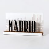 Figura "Letrero Madrid", vista en perspectiva con su peana de roble