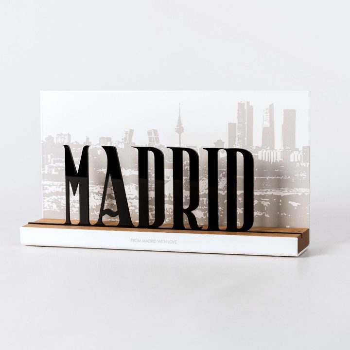 Figura "Letrero Madrid", vista en perspectiva con su peana de roble